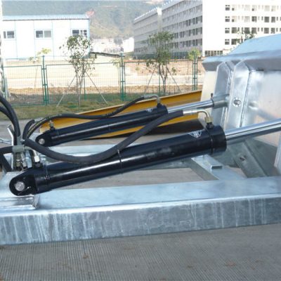 Machanism de blocare pozitiv ușor de utilizat. Lanțul de siguranță fixează buncăr pentru manipularea vehiculului. Cusăturile sudate împiedică scurgerile. Deschideri de furculiță adânci. 2 "buze superioare formate. Finisare smalt albastru cu vizibilitate mare